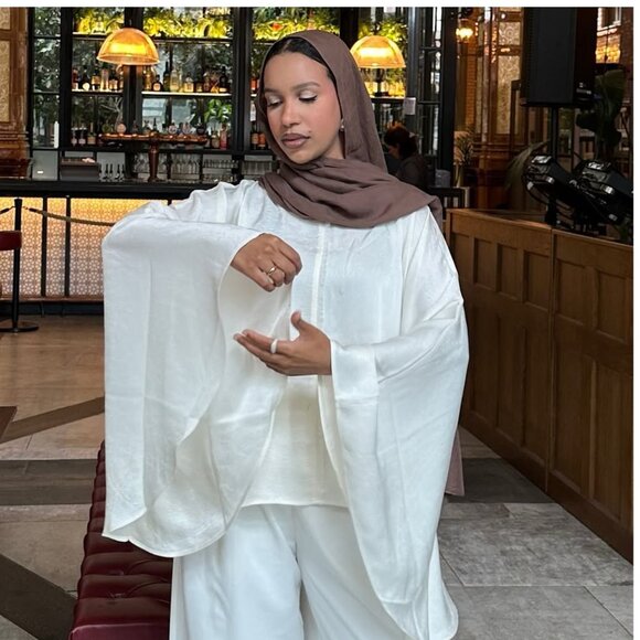 White/Off-Cream Flowy Top with Wide Oversized Sleeves - Picture 1 of 3